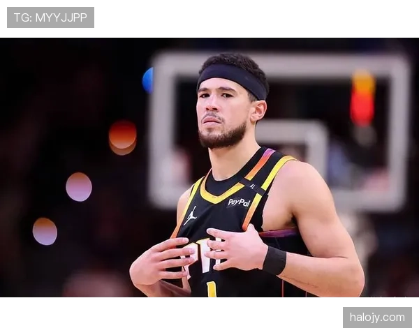 德文·布克场下穿高定、场上砍40分，这反差谁顶得住啊