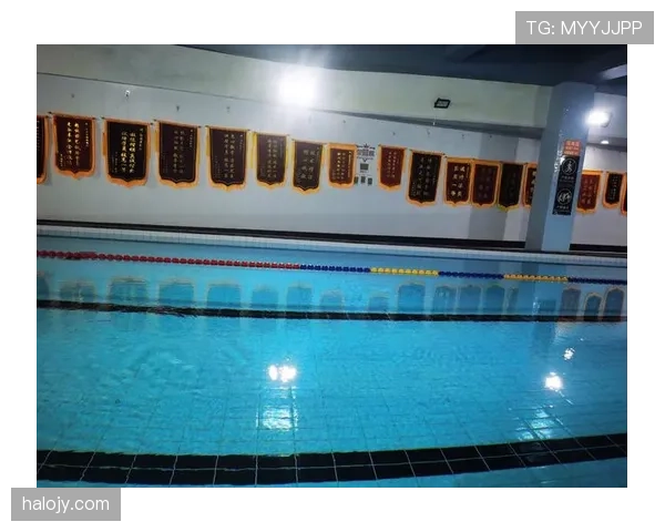 拉菲尼亚训练完顺手给家里泳池换水，这日子谁顶得住啊